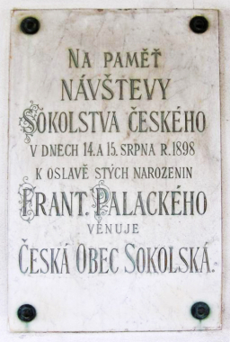 Pamětní deska Františka Palackého na rodném domku  v Hodslavicích ke 100. výročí jeho narození