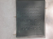 Pamětní deska Viktora Dyka v Navarově