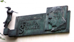 Reliéfní pamětní deska Fráni Šrámka v Praze  