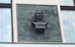 Pamětní deska Terézy Novákové s bustou v Litomyšli  