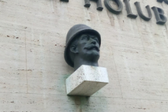 Busta Emila Holuba v Holicích na budově Afrického muzea