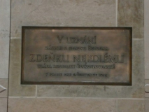 Pamětní deska Zdeňka Nejedlého v síni Betlémské kaple