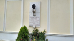 Pamětní deska s bustou Vítězslava Nezvala v Biskoupkách