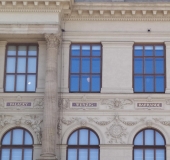 Jméno Josefa Wenziga na fasádě budovy Národního muzea