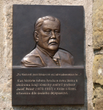 Pamětní deska Josefa Pekaře v areálu hradu Kost