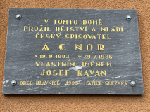 Pamětní deska A. C. Nora v Hlavnici