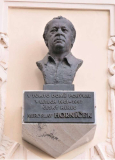 Busta Miroslava Horníčka s pamětní deskou v Mariánských Lázních