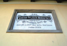 Pamětní deska Gustava Pflegera Moravského v Karasíně