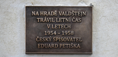 Pamětní deska Eduarda Petišky na hradě Valdštejn
