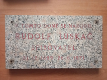 Pamětní deska Rudolfa Luskače v Rájci-Jestřebí