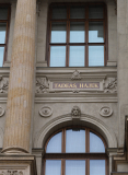 Jméno Tadeáše Hájka z Hájku na fasádě Národního muzea