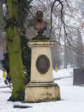Busta Františka Palackého s pamětní deskou v Novém Bydžově
